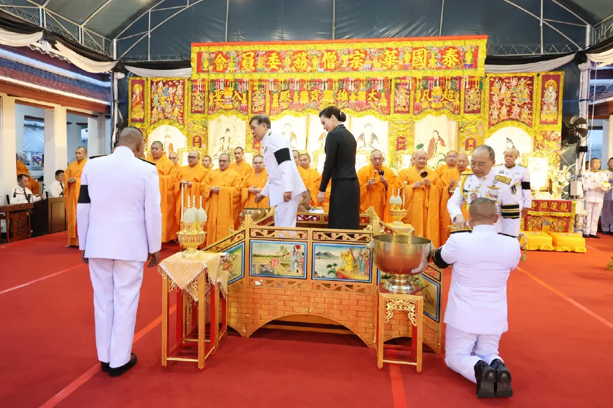 ในหลวง-พระราชินี เสด็จฯ ไปในพิธีบำเพ็ญกุศลทักษิณานุปทาน (กงเต็ก) ถวายพระบรมศพฯ