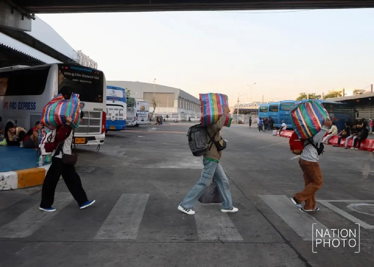 หมอชิต 2 คึกคัก ประชาชนแห่กลับภูมิลำเนาฉลองสงกรานต์ คาดเดินทางทะลุ 1.8 แสนคน