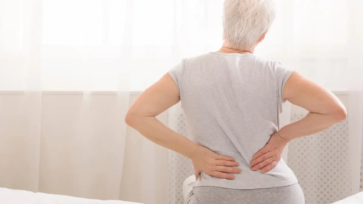 ไม่ล้มก็เสี่ยง! ความจริงกระดูกสันหลังยุบจากกระดูกพรุน ภัยเงียบสูงวัย