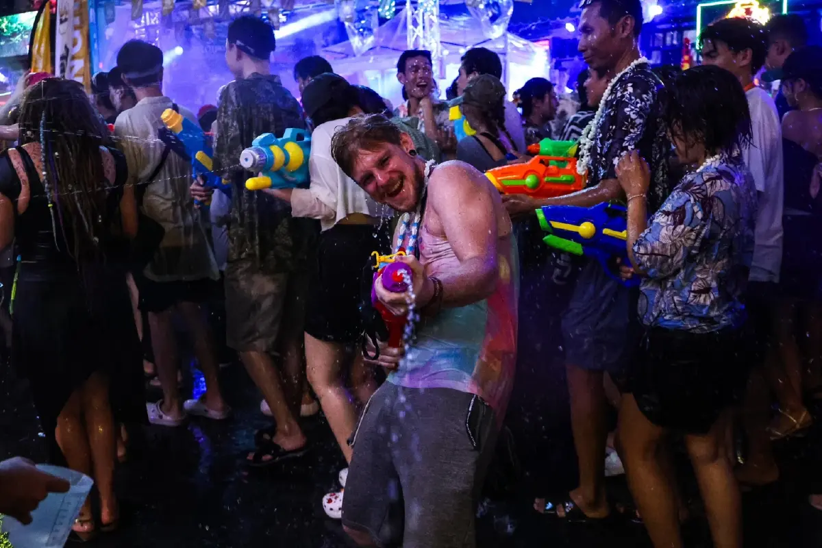 เช็กเส้นทาง เล่นน้ำสงกรานต์ ถนนข้าวสาร 2569 ปิดถนน 9 จุด สาดน้ำยาวๆ