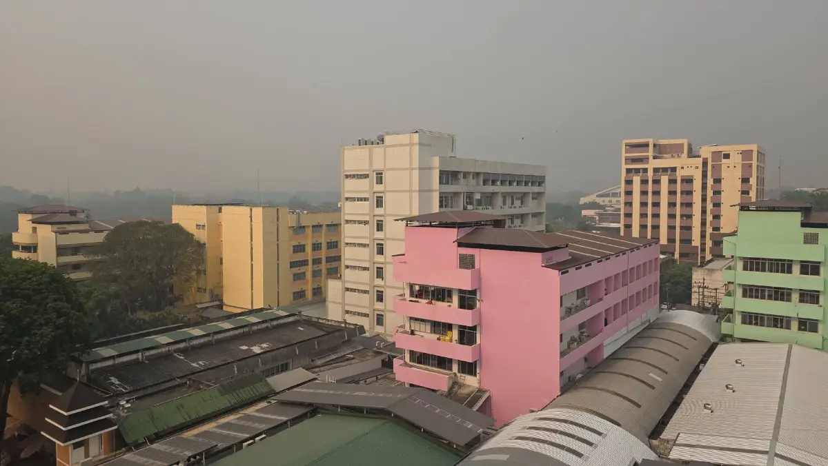 PM2.5 เชียงใหม่วันนี้ ฝุ่นคลุมเมือง รพ.นครพิงค์ อ่วม แทบมองไม่เห็นตึก