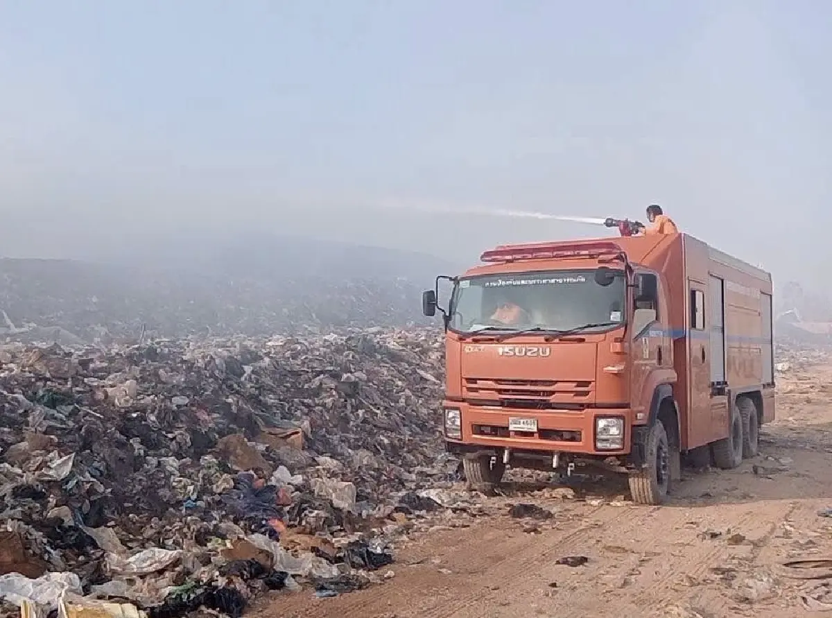 ไฟไหม้บ่อขยะเกาะแต้ว สงขลา ล่าสุดคุมได้ในวงจำกัด ระดมฉีดน้ำต่อเนื่องสกัดควัน
