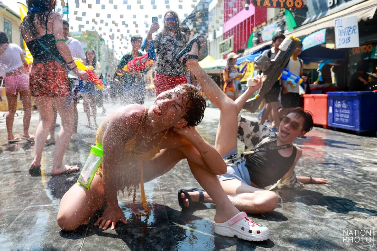 คึกคัก 'สงกรานต์ข้าวสาร' วันสุดท้าย นักท่องเที่ยวแห่เล่นน้ำแน่น