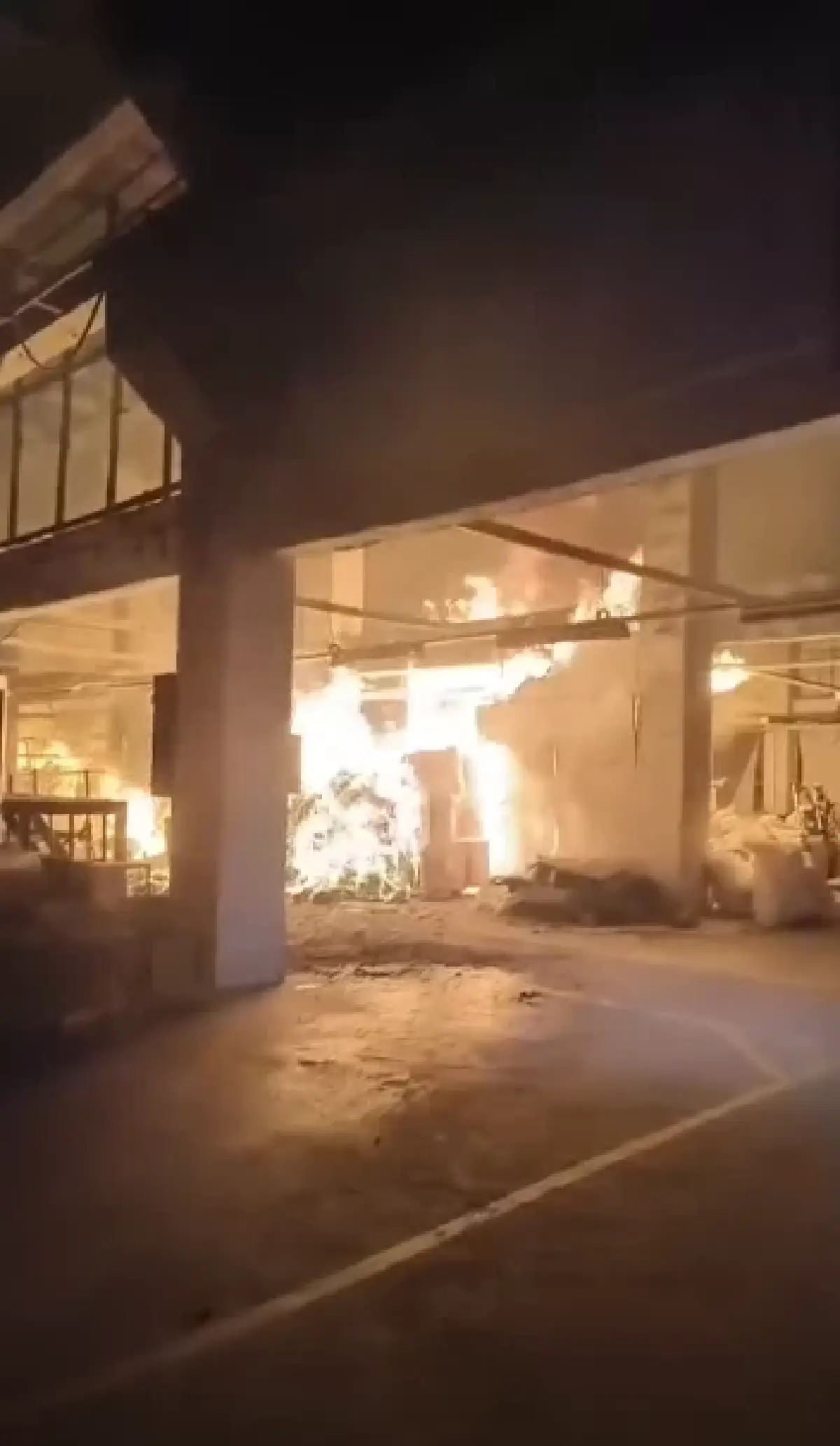 เกิดเหตุ ไฟไหม้โรงงานผลิตผ้าขนหนู ซอยสุขสวัสดิ์ 84 จ.สมุทรปราการ