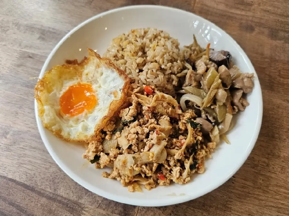 ‘ตามมี’ (Tham me) ร้านข้าวแกงเพื่อสุขภาพ อร่อยมีที่มา สาขาสัมมากร