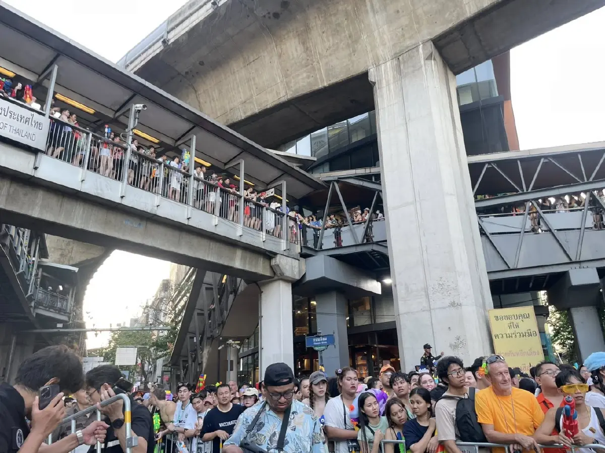 สีลมแตก! เขตบางรักปิดชั่วคราว เหตุคนล้น ล่าสุด เปิดให้เข้าแล้ว