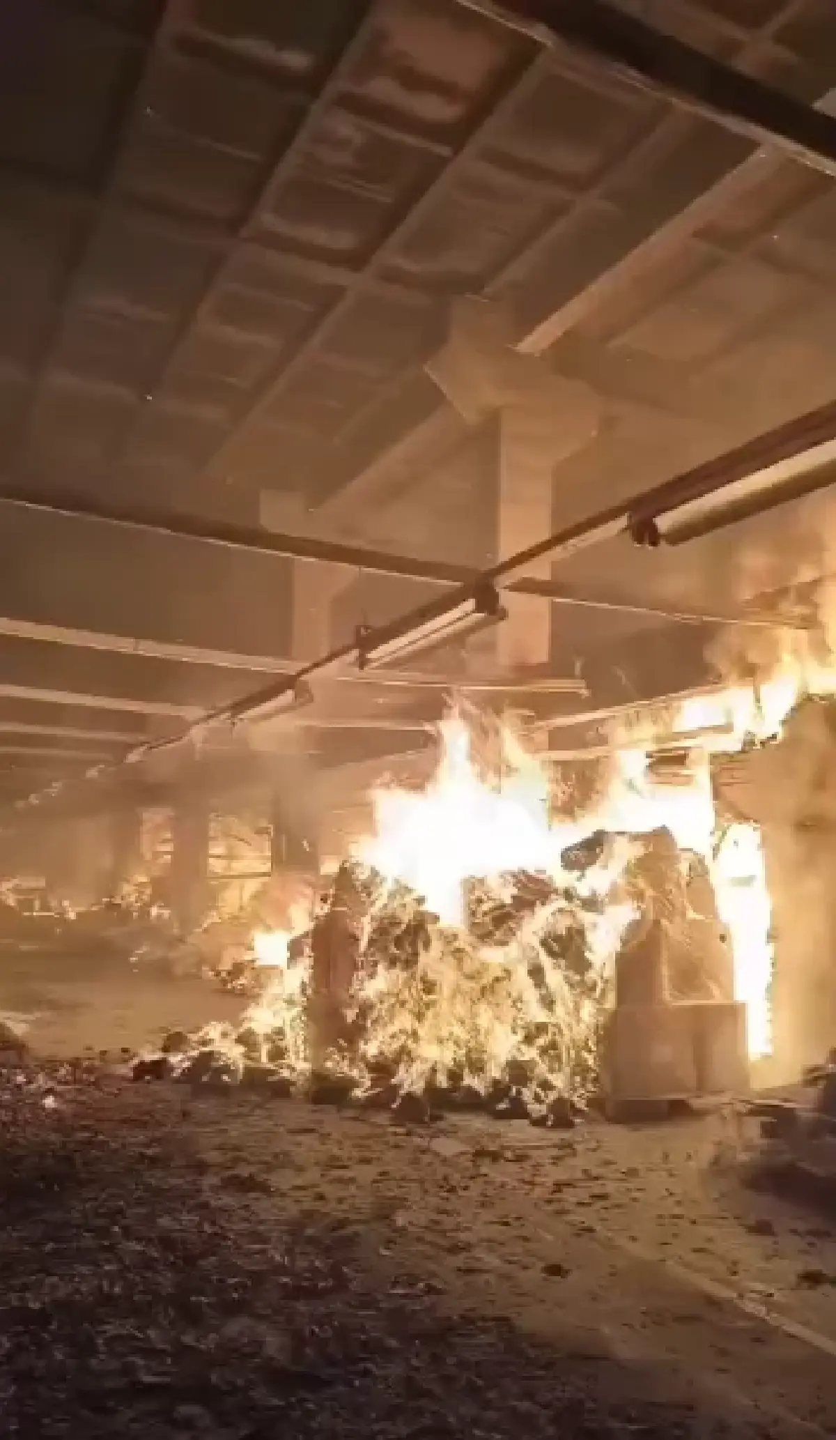 เกิดเหตุ ไฟไหม้โรงงานผลิตผ้าขนหนู ซอยสุขสวัสดิ์ 84 จ.สมุทรปราการ