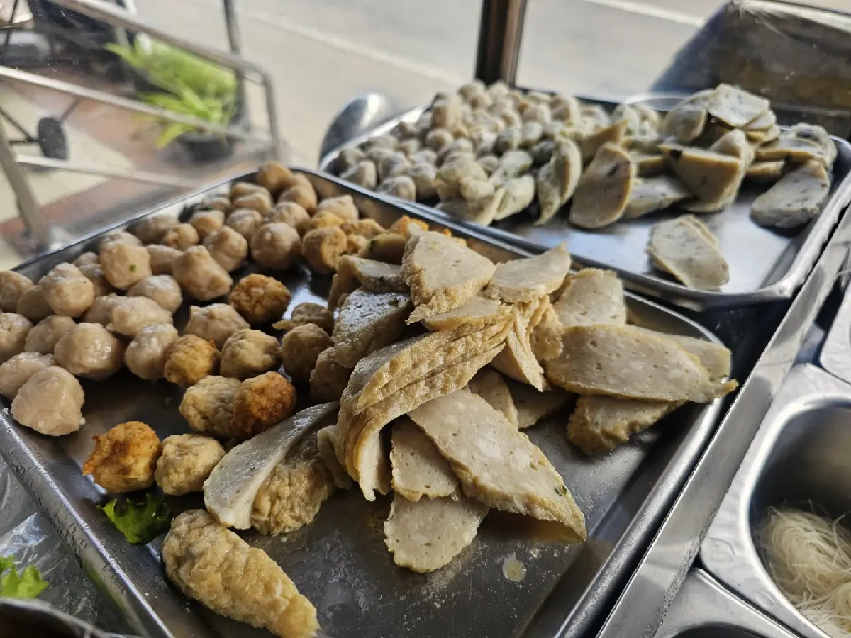 ‘5 ร้านก๋วยเตี๋ยวลูกชิ้นปลา’ อร่อยในดวงใจหมูหวานชวนชิม