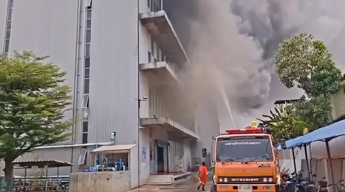 ไฟไหม้โรงงานแว่นตา บางบัวทอง เสียงดังปะทุเป็นระยะ วิ่งหนีตายวุ่น