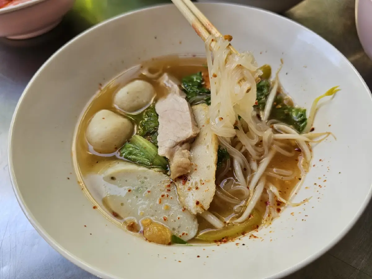 ‘5 ร้านก๋วยเตี๋ยวลูกชิ้นปลา’ อร่อยในดวงใจหมูหวานชวนชิม