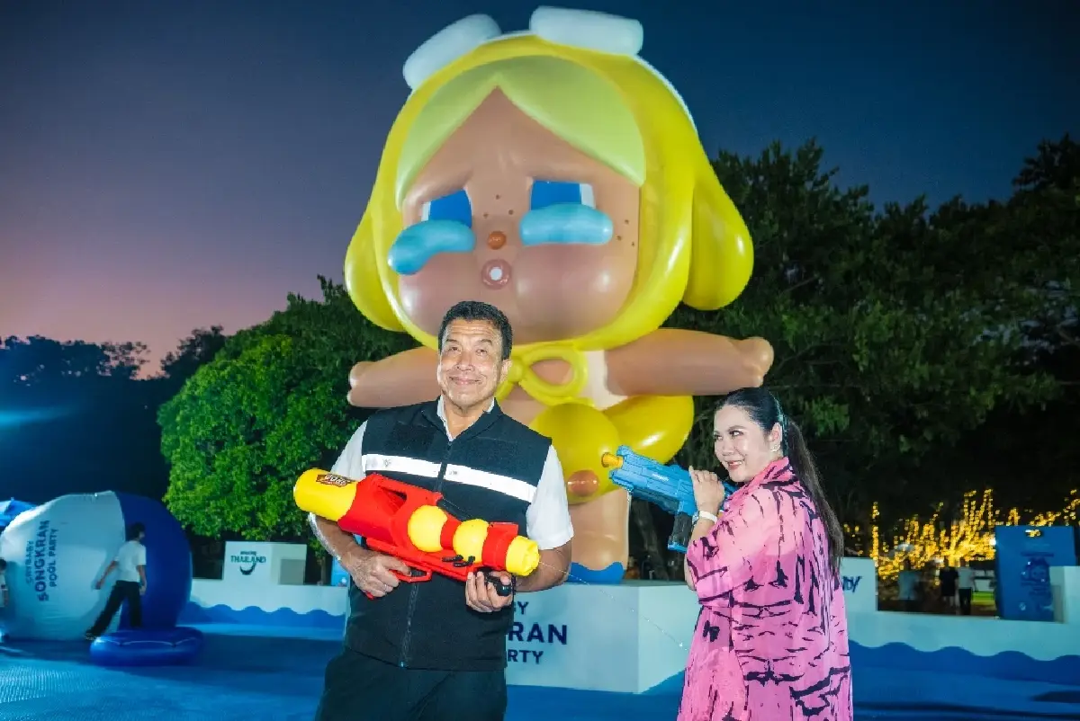 ครั้งแรก ลานเล่นน้ำสงกรานต์ Crybaby อาร์ตทอยยักษ์ในสวนลุมพินี