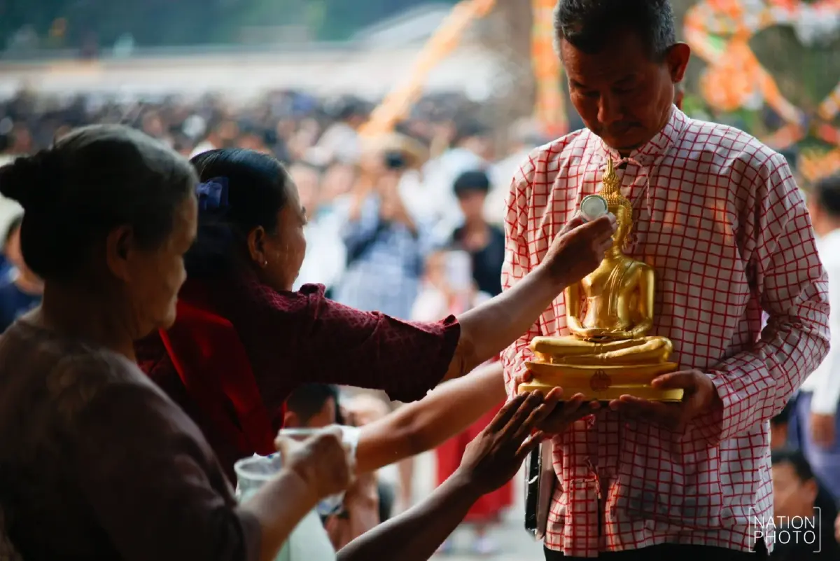 หนึ่งเดียวในไทย สงกรานต์บ้านมอญ สรงน้ำพระผ่านรางไม้ไผ่