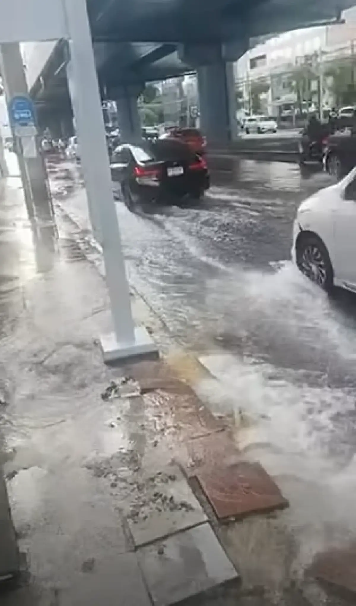 รถติดแล้ว ท่อน้ำแตก ถนนพระราม 9 ขาออก แยก อสมท. ไปแยกผังเมือง ระวัง