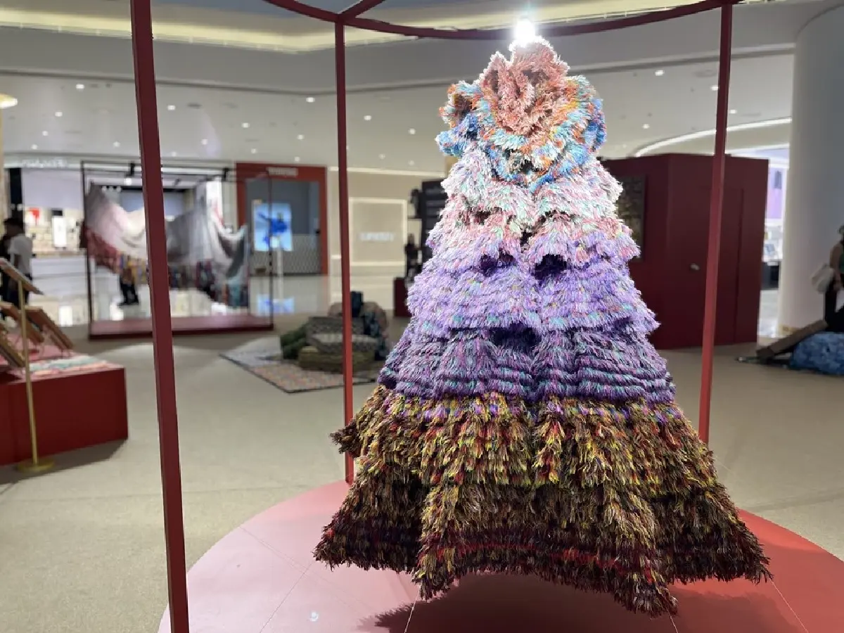 เปรม บัวชุม x ปัญญ์ปุริ คืนชีวิตใหม่ให้ขยะอุตสาหกรรมสิ่งทอบนผนัง