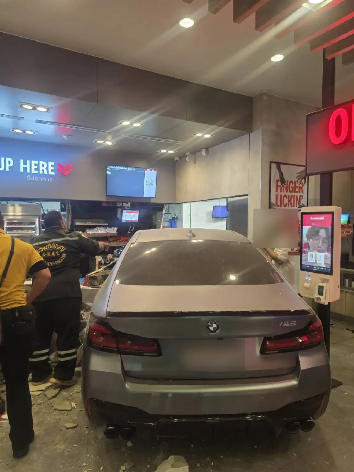 ระทึก รถเก๋งพุ่งชนร้านไก่ทอด KFC มีผู้บาดเจ็บหลายราย จนท.เร่งช่วยเหลือ