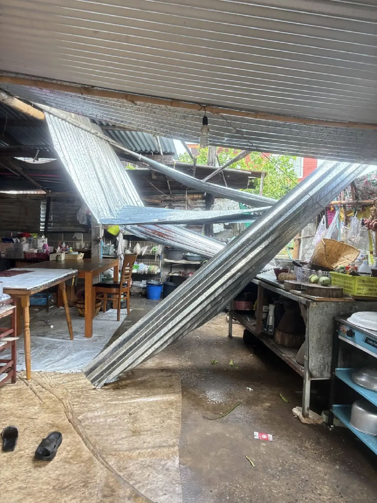 เริ่มแล้วพายุเข้าชัยภูมิ พายุฤดูร้อนถล่มบ้านค่าย สังกะสีปลิว