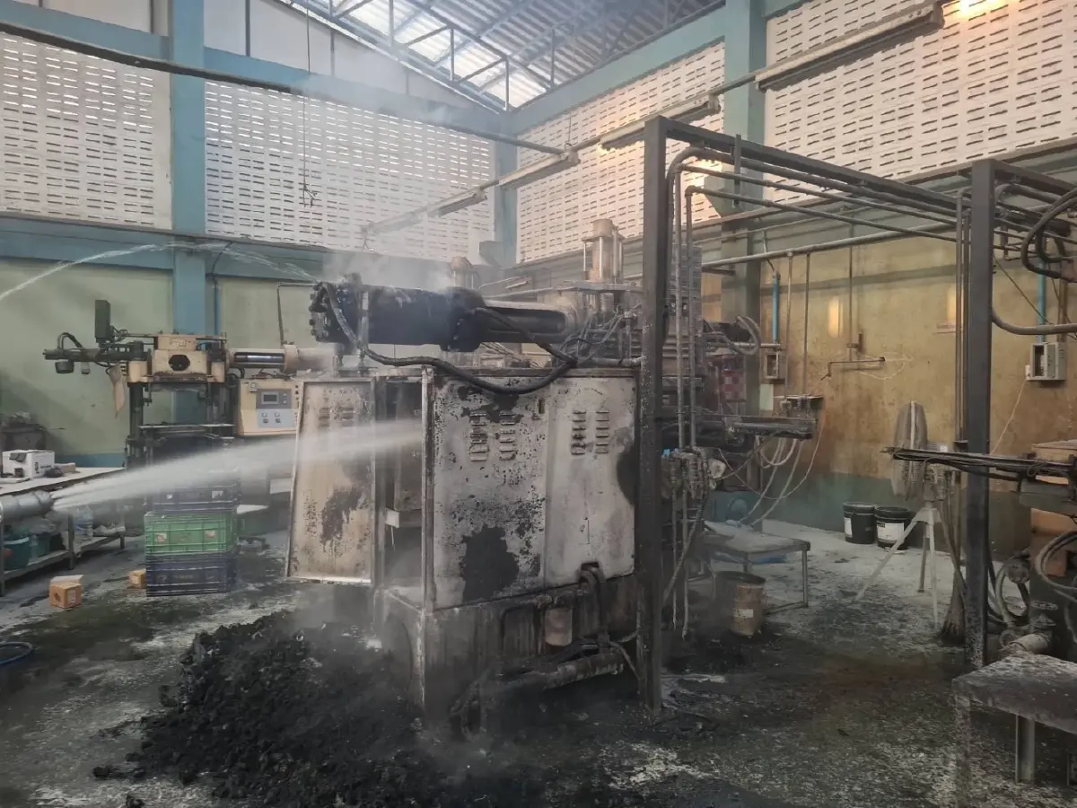 ด่วน! ไฟไหม้โรงงานย่านบางขุนเทียน ซอยบางกระดี่ 8 เครื่องจักรวอด