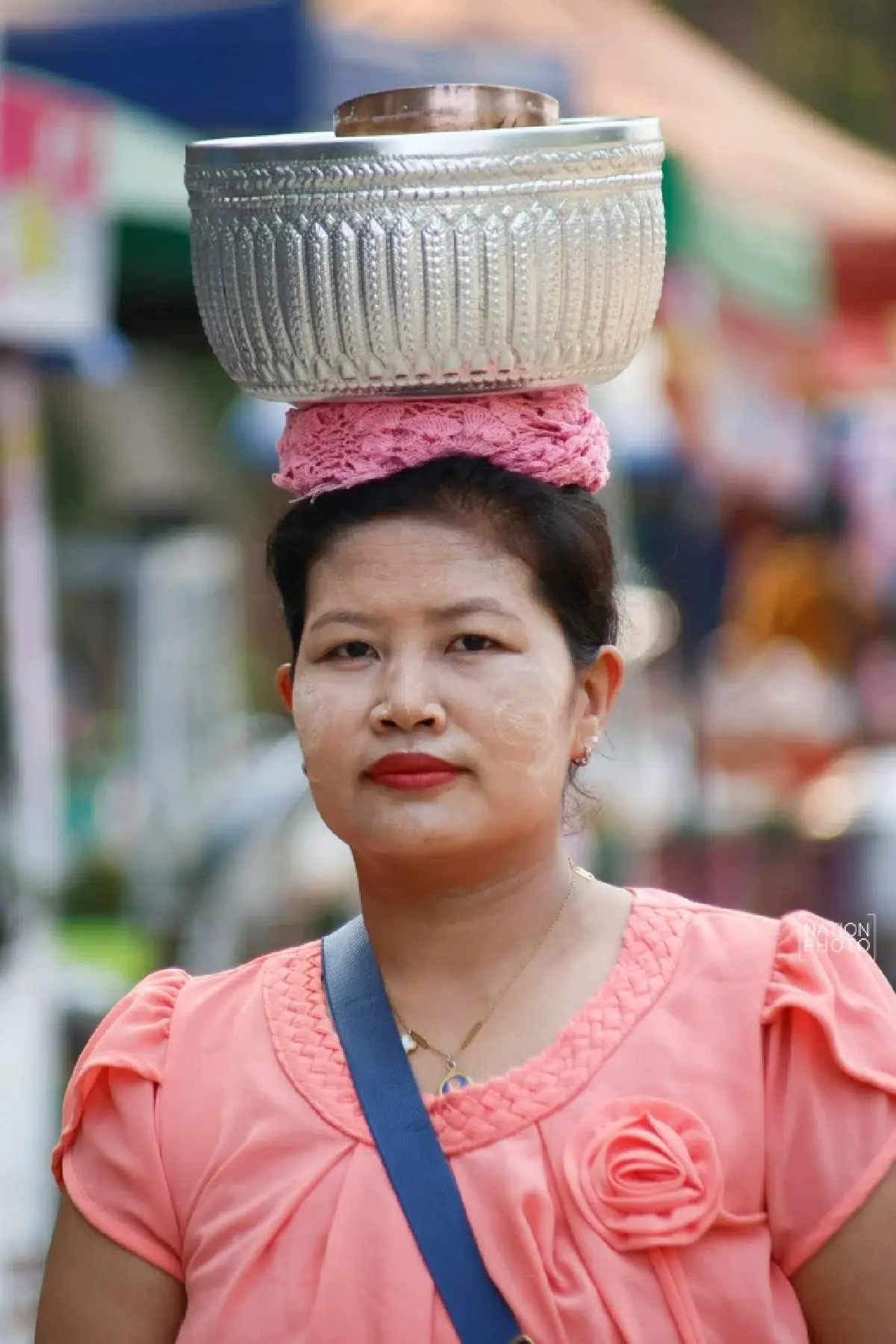 หนึ่งเดียวในไทย สงกรานต์บ้านมอญ สรงน้ำพระผ่านรางไม้ไผ่