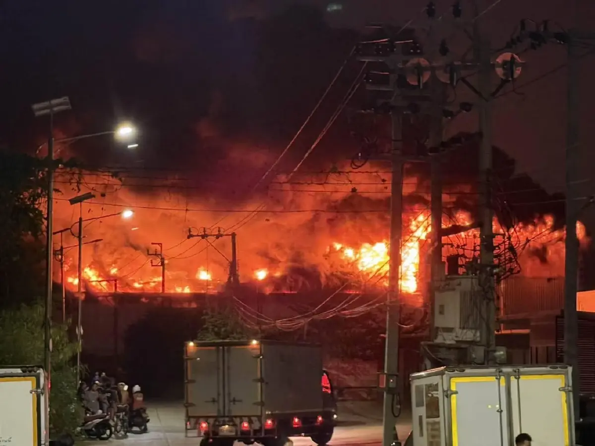 ไฟไหม้โรงงานย่านบางพลี กลุ่มควันพุ่งเหนือฟ้า จนท.รุดคุมสถานการณ์