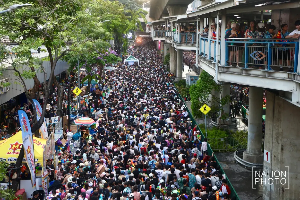 ประมวลภาพ สงกรานต์สีลม 2569 วันสุดท้าย คนไทย-ต่างชาติแห่เล่นน้ำทะลุ 2 แสนคน