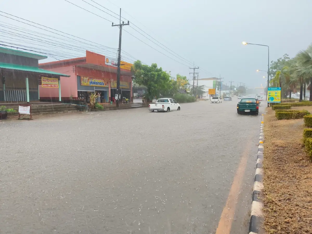 ด่วน! กาฬสินธุ์น้ำท่วมหนักมาก พายุฤดูร้อนถล่ม น้ำสูงเกือบมิดล้อ