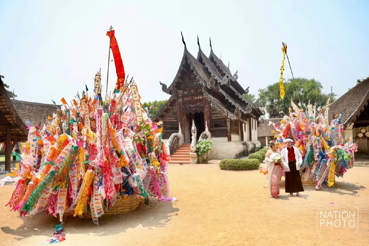 ควันหลงสงกรานต์ แห่แต่งชุดล้านนาถ่ายรูป 'วัดต้นเกว๋น' เชียงใหม่ ตามรอยละครดัง