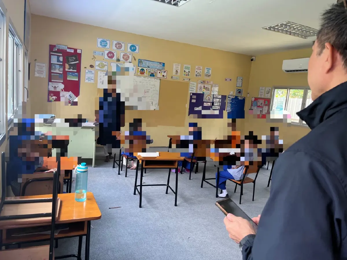 บุกจับโรงเรียนนานาชาติเถื่อนย่านประเวศ รวบ 10 ครูต่างชาติ ไร้ใบอนุญาตทำงาน