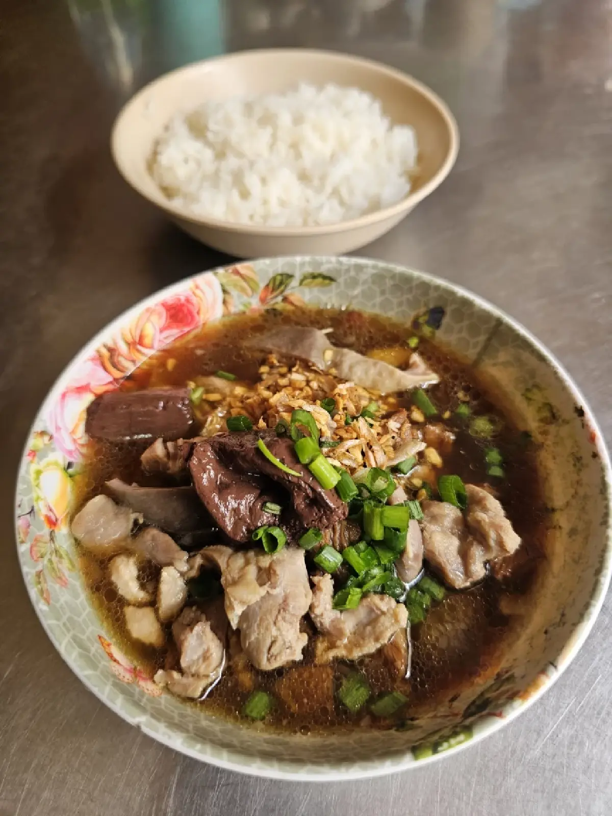 'ข้าวต้มเป็ดเฮียเนี้ยว' เจ้าเก่า 67 ปี วงเวียน 22 สู่ ตลาดนางเลิ้ง