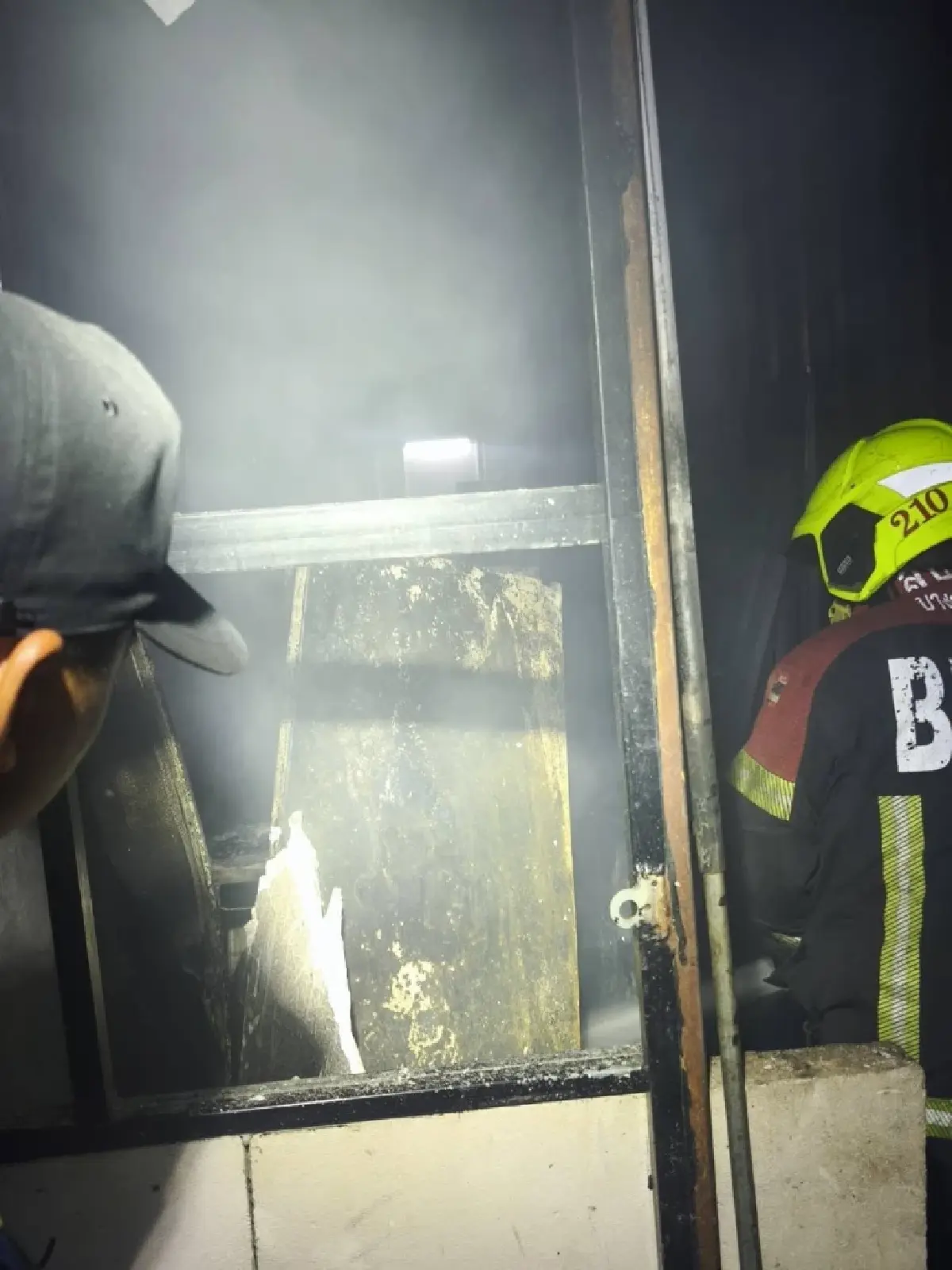 ระทึกกลางดึก ไฟไหม้ร้านอาหาร เผาวอดห้องครัว ควันพุ่งท่วมแสมดำ