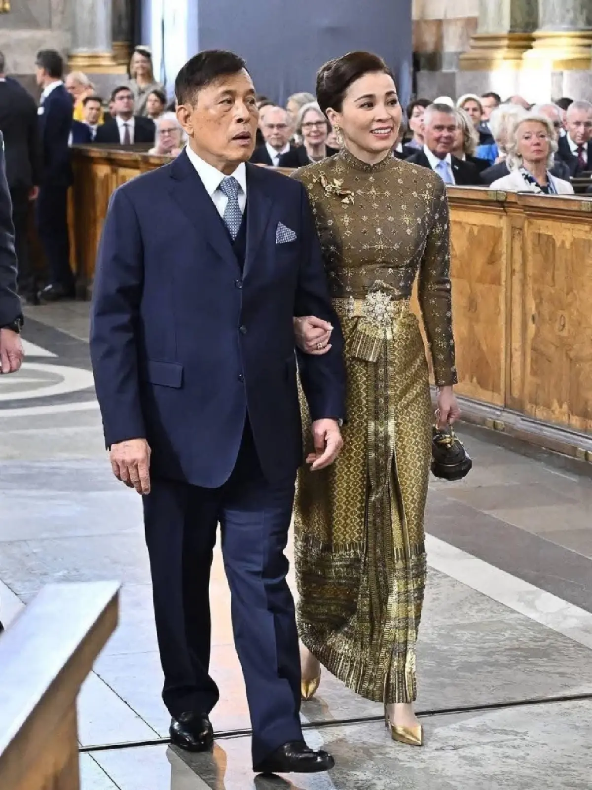 ‘ในหลวง-พระราชินี’ ทรงร่วมพิธีสรรเสริญ ขอบคุณพระเจ้า วันคล้ายวันพระราชสมภพ กษัตริย์สวีเดน