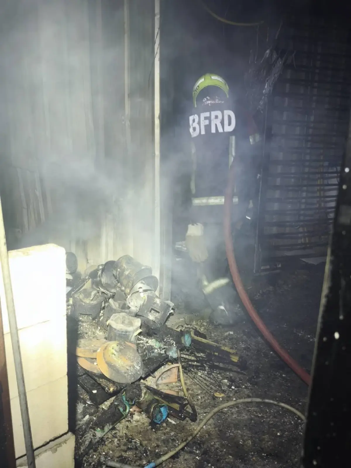 ระทึกกลางดึก ไฟไหม้ร้านอาหาร เผาวอดห้องครัว ควันพุ่งท่วมแสมดำ