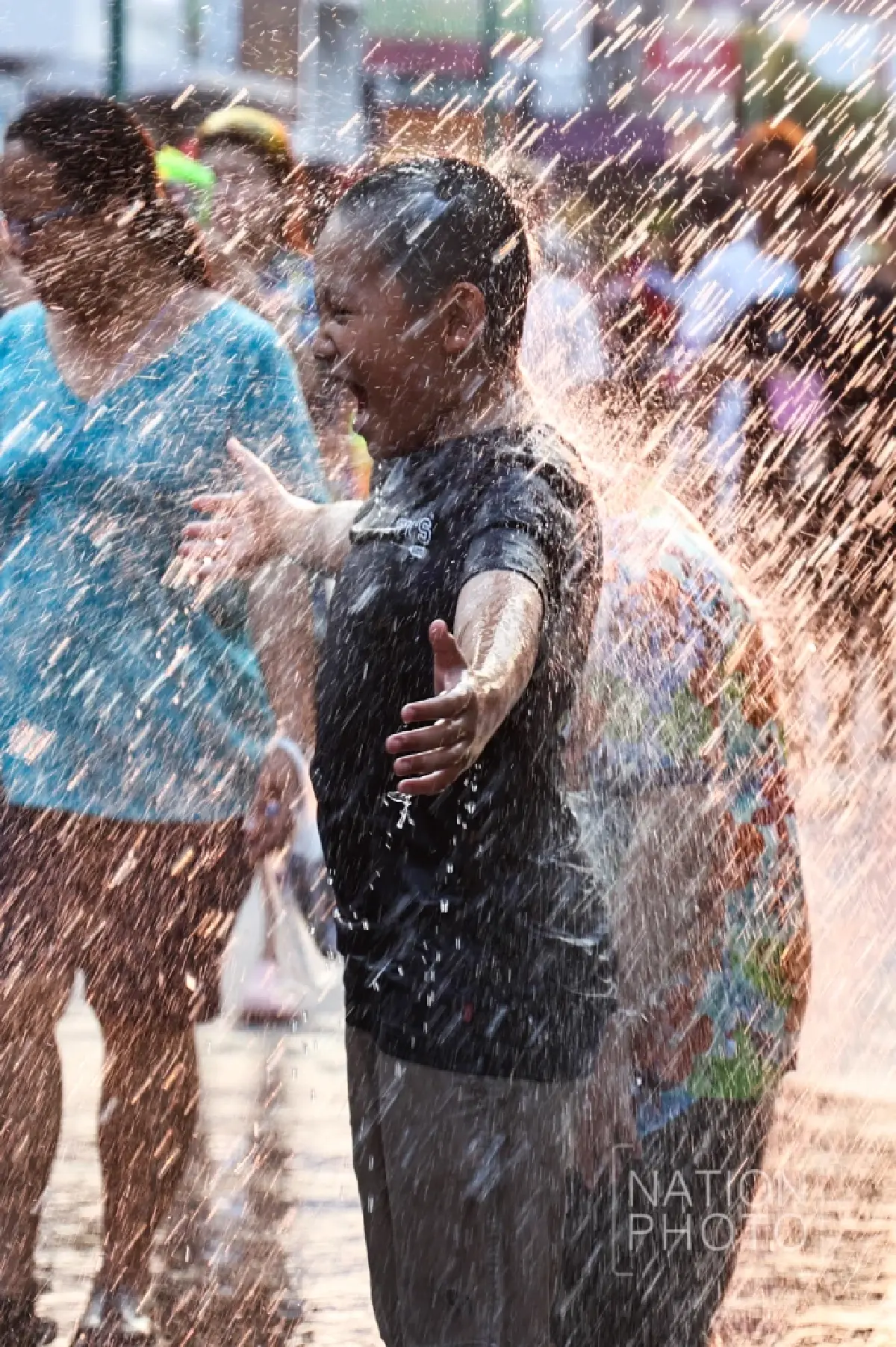 ม่วนกุ๊บ สงกรานต์ถนนข้าวเหนียว 2569 แห่เล่นน้ำ คลื่นมนุษย์ คึกคัก