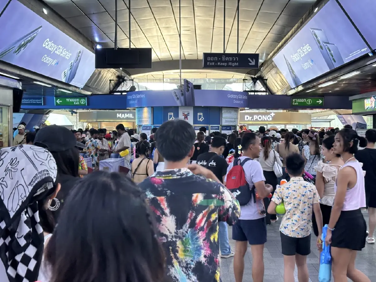 สถิติคนขึ้นรถไฟฟ้า สงกรานต์ 2569 พุ่ง 11% เล่นน้ำสีลม สยาม ไอคอนสยาม