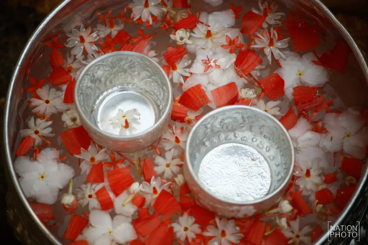 หนึ่งเดียวในไทย สงกรานต์บ้านมอญ สรงน้ำพระผ่านรางไม้ไผ่