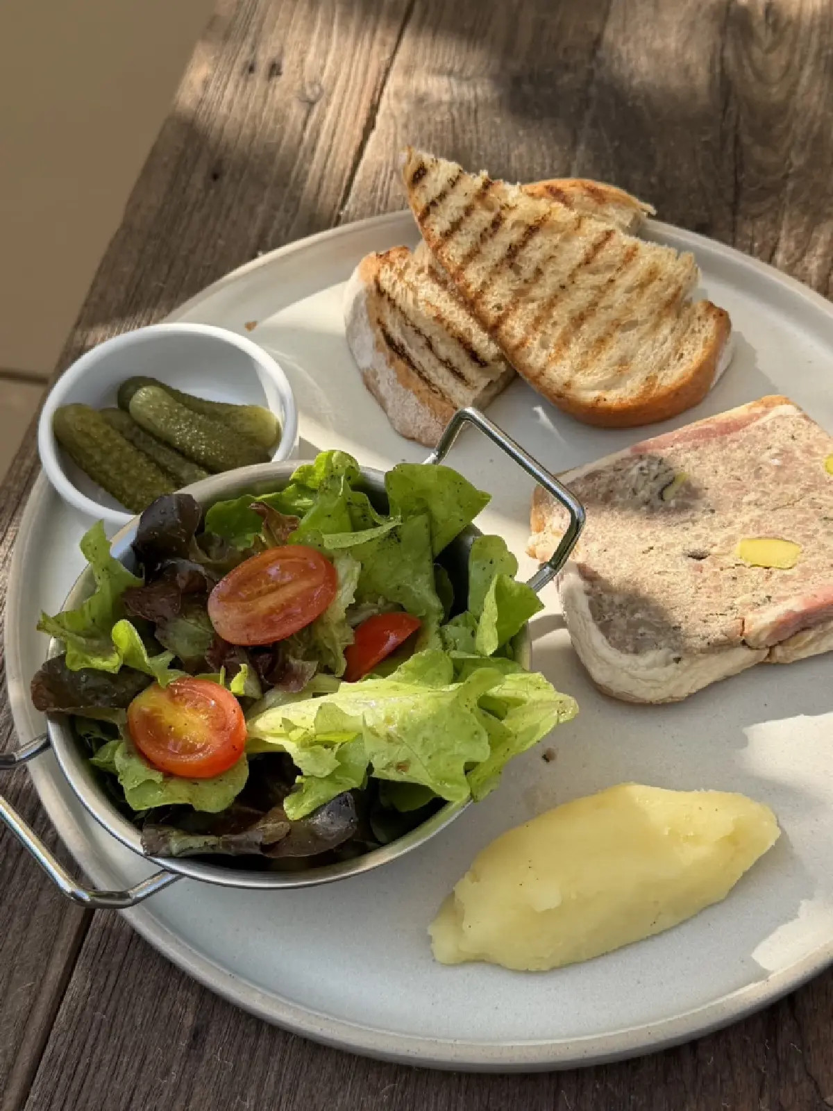 Folks on the beach หาดดงตาล พัทยา หมุดหมาย (ไม่) ลับ กับ Vibe ริมทะเล เอาใจคนรักชายหาด