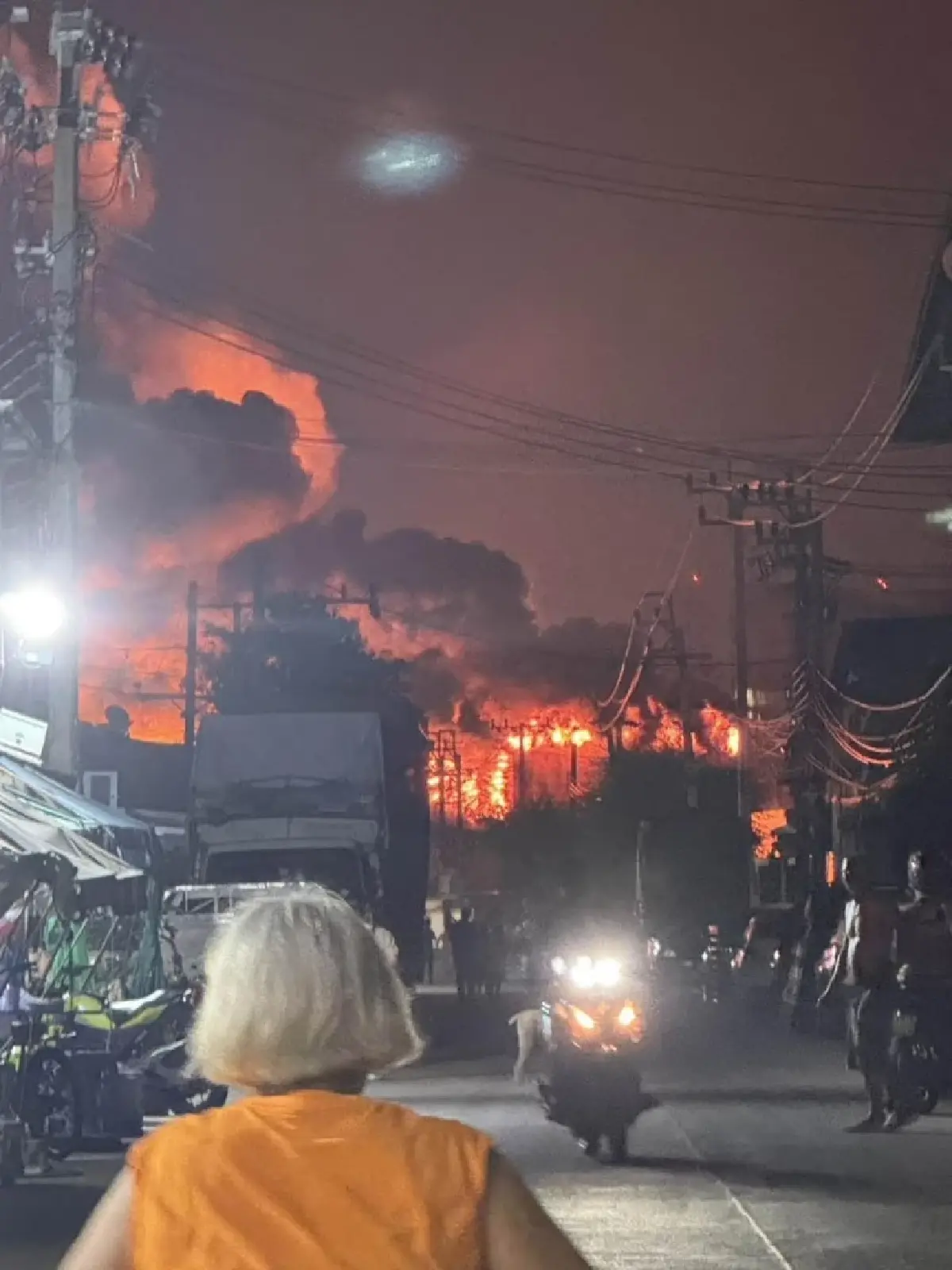 ไฟไหม้โรงงานย่านบางพลี กลุ่มควันพุ่งเหนือฟ้า จนท.รุดคุมสถานการณ์