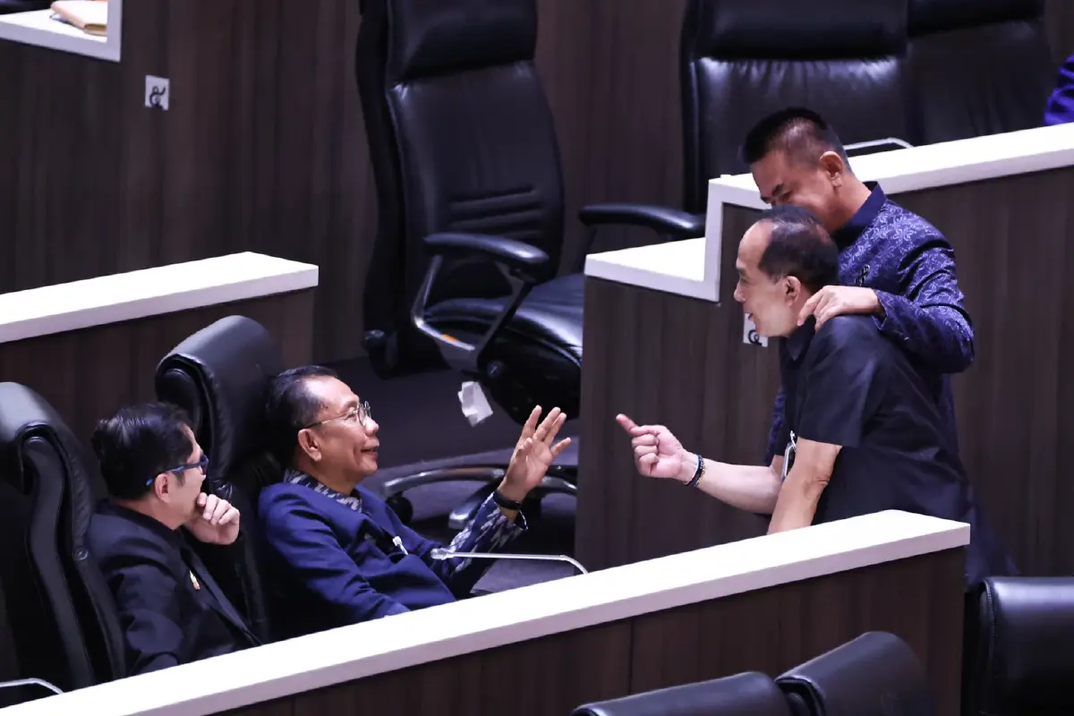 'ฝ่ายค้าน' คิกออฟ เกมสภา '5 พรรค' ขยับ รุก ‘ภูมิใจไทย-เพื่อไทย’