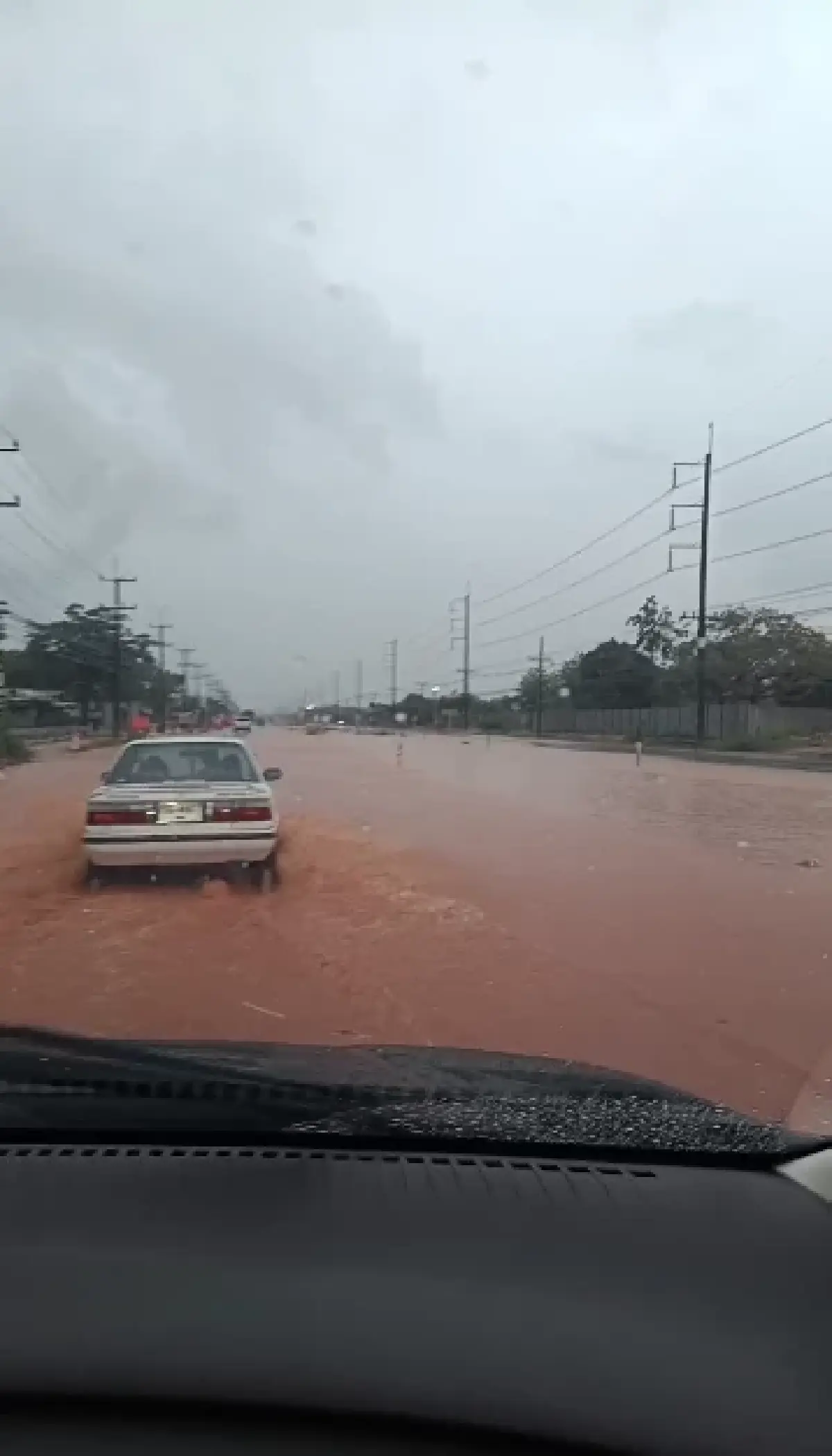 ฝนตกหนักระยอง ถนนสุขุมวิท น้ำท่วมขัง อุตุ เตือนพายุฤดูร้อนวันนี้