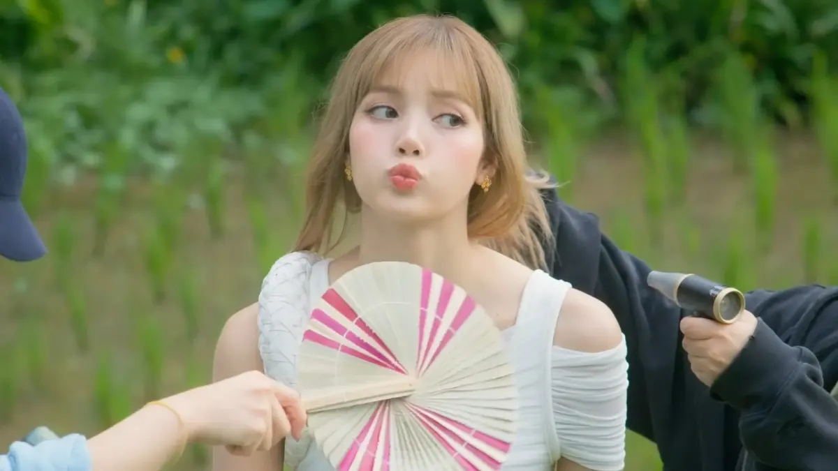 เปิดเบื้องหลังลุคแฟชั่น 'LISA x ททท.' ให้วิถีไทยเฉิดฉายบนเวทีโลก