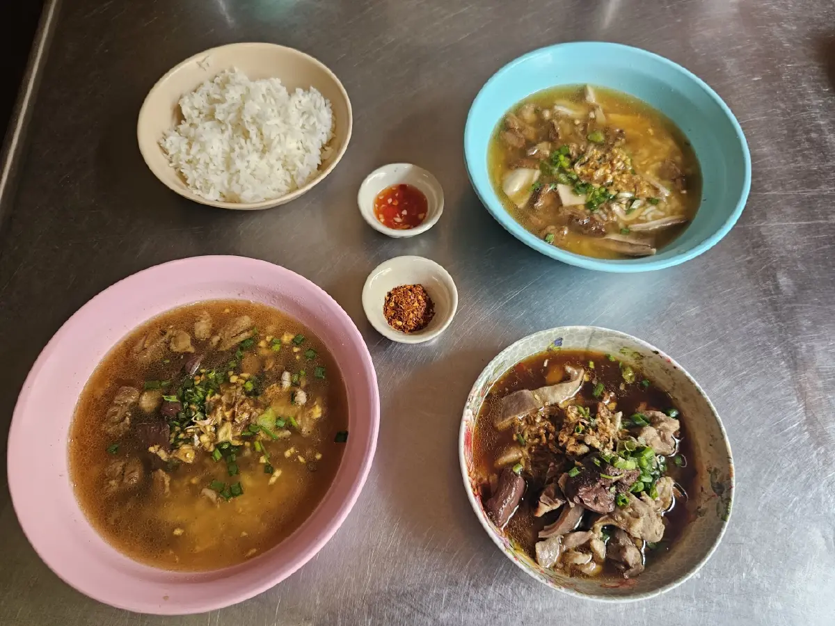 'ข้าวต้มเป็ดเฮียเนี้ยว' เจ้าเก่า 67 ปี วงเวียน 22 สู่ ตลาดนางเลิ้ง