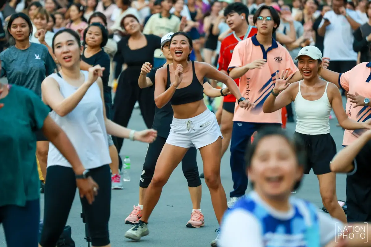 แอโรบิกสวนลุมฯ ฟีเวอร์คนเมือง มากกว่าการเผาผลาญ เทรนด์สุขภาพสายสนุก