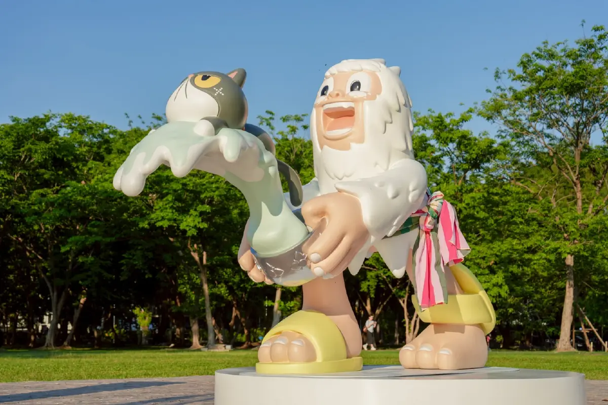 สวนลุมฯ ไม่ได้มีแค่เต้นแอโรบิก เที่ยวสงกรานต์งาน ‘เสน่ห์อาร์ต’ เช็กอินกับคาแรกเตอร์ดังของศิลปินไทย