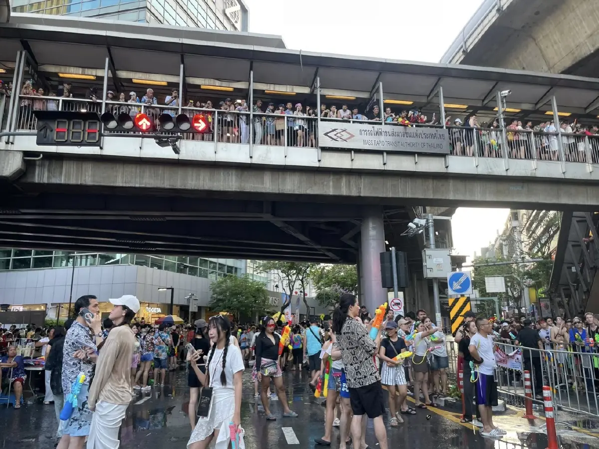 สีลมแตก! เขตบางรักปิดชั่วคราว เหตุคนล้น ล่าสุด เปิดให้เข้าแล้ว