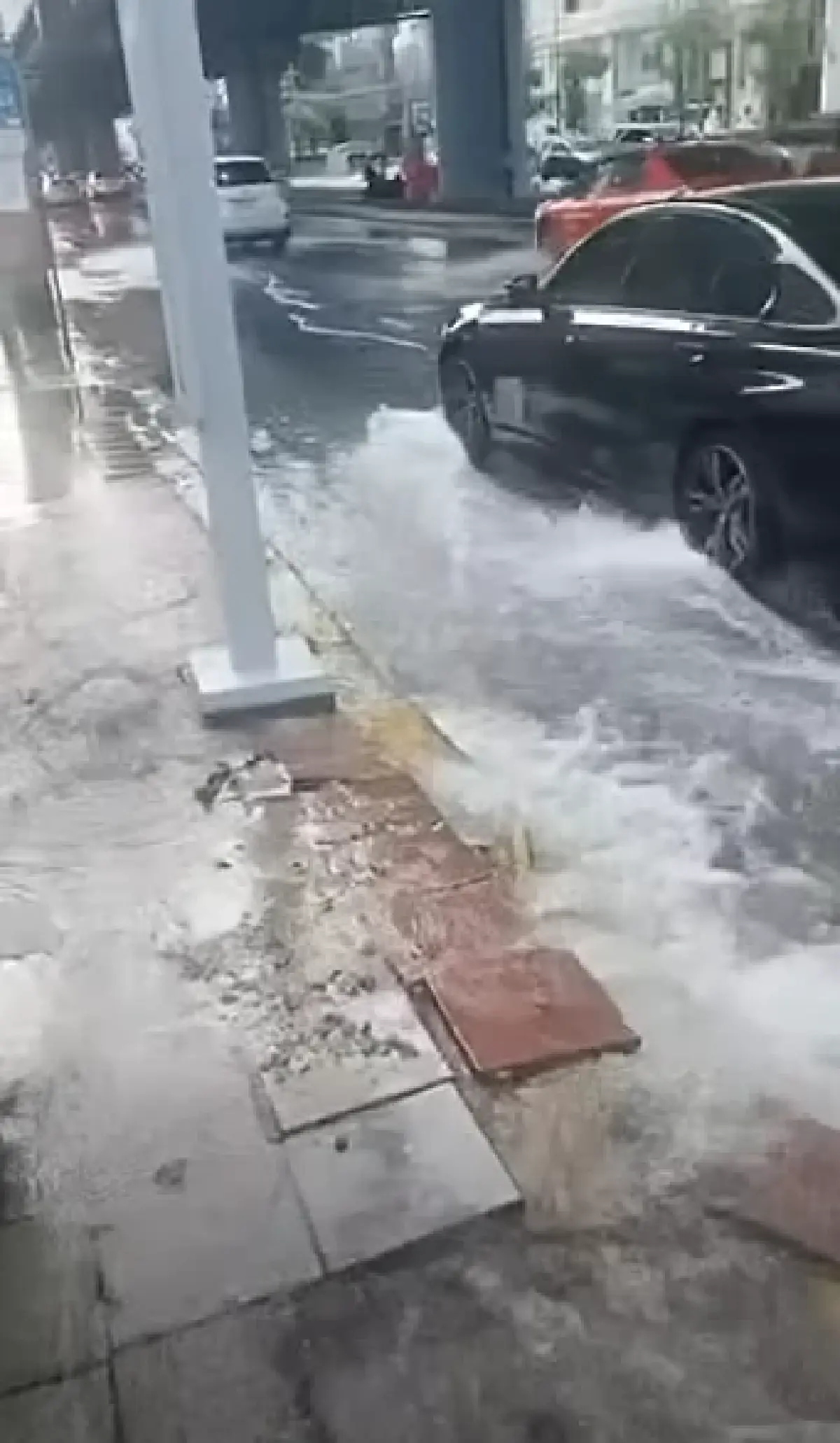 รถติดแล้ว ท่อน้ำแตก ถนนพระราม 9 ขาออก แยก อสมท. ไปแยกผังเมือง ระวัง