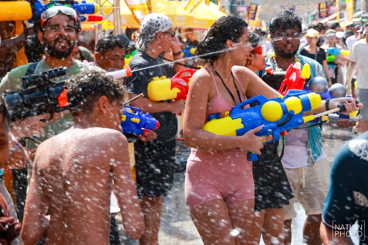 คึกคัก 'สงกรานต์ข้าวสาร' วันสุดท้าย นักท่องเที่ยวแห่เล่นน้ำแน่น