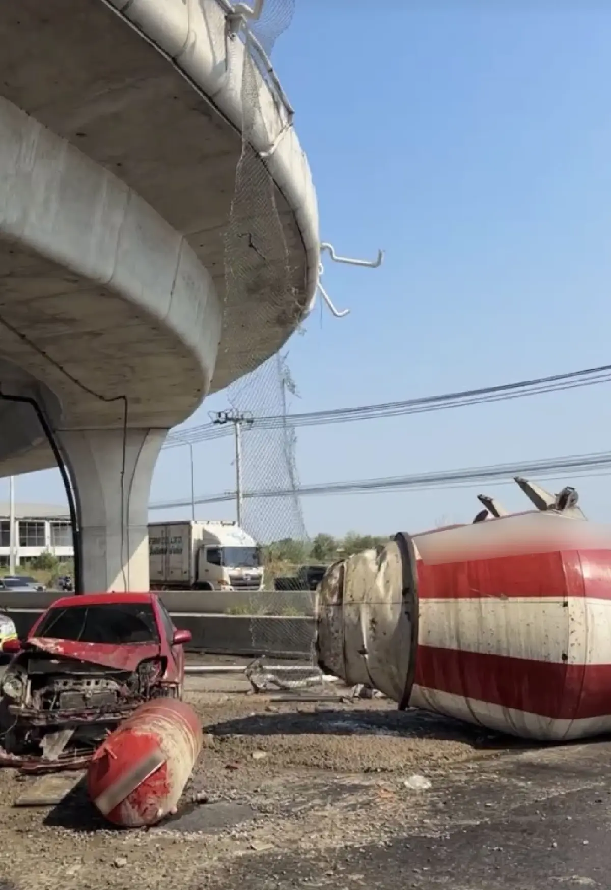 อุบัติเหตุ วันนี้ รถโม่ปูนตกสะพาน ถนนเทพรัตน กม.32 จนท.เร่งช่วยผู้บาดเจ็บ