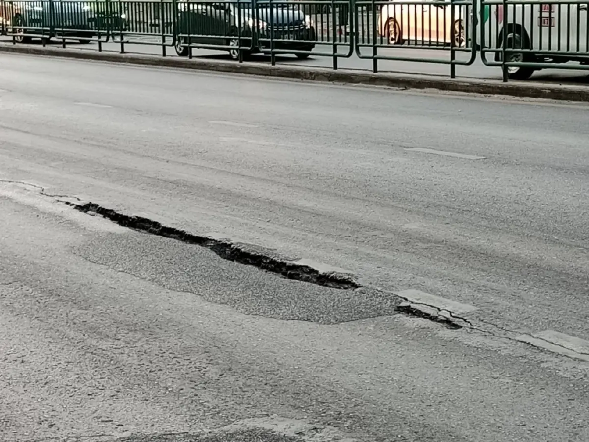 เลี่ยงเส้นทางรถติดด่วน ถนนเพชรบุรี ขาออก พื้นถนนทรุดตัว เลนกลาง