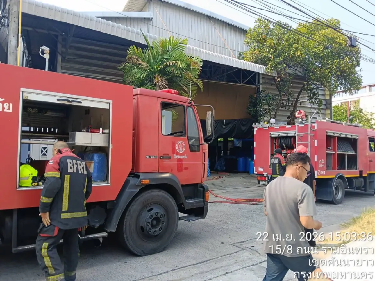 ไฟไหม้โกดังเก็บสินค้า รามอินทรา 107 เร่งคุมเพลิง ยันไร้ผู้บาดเจ็บ