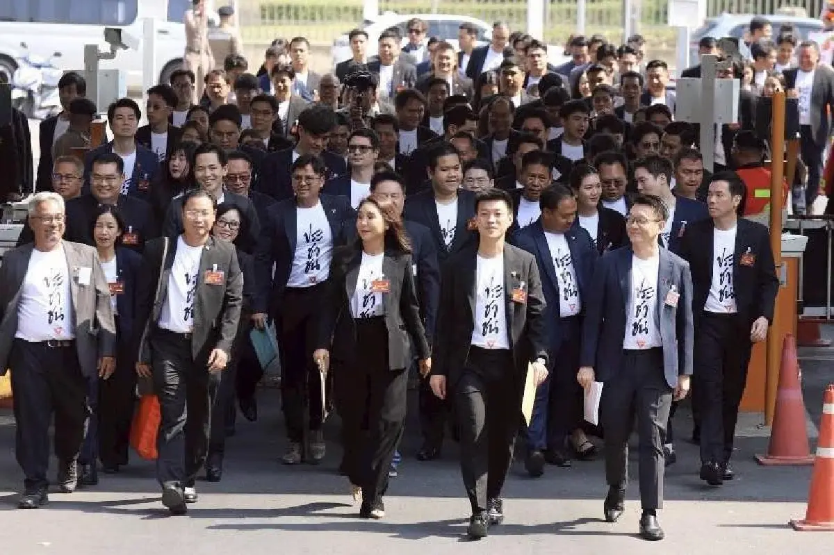 สงกรานต์ร้อน 3 คดีจ่อคิว  ‘ส้ม’ แก้เกมวุ่น ลุ้นปม ‘ฮั้วสว.น้ำเงิน’