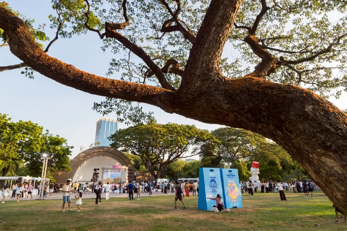 สวนลุมฯ ไม่ได้มีแค่เต้นแอโรบิก เที่ยวสงกรานต์งาน ‘เสน่ห์อาร์ต’ เช็กอินกับคาแรกเตอร์ดังของศิลปินไทย